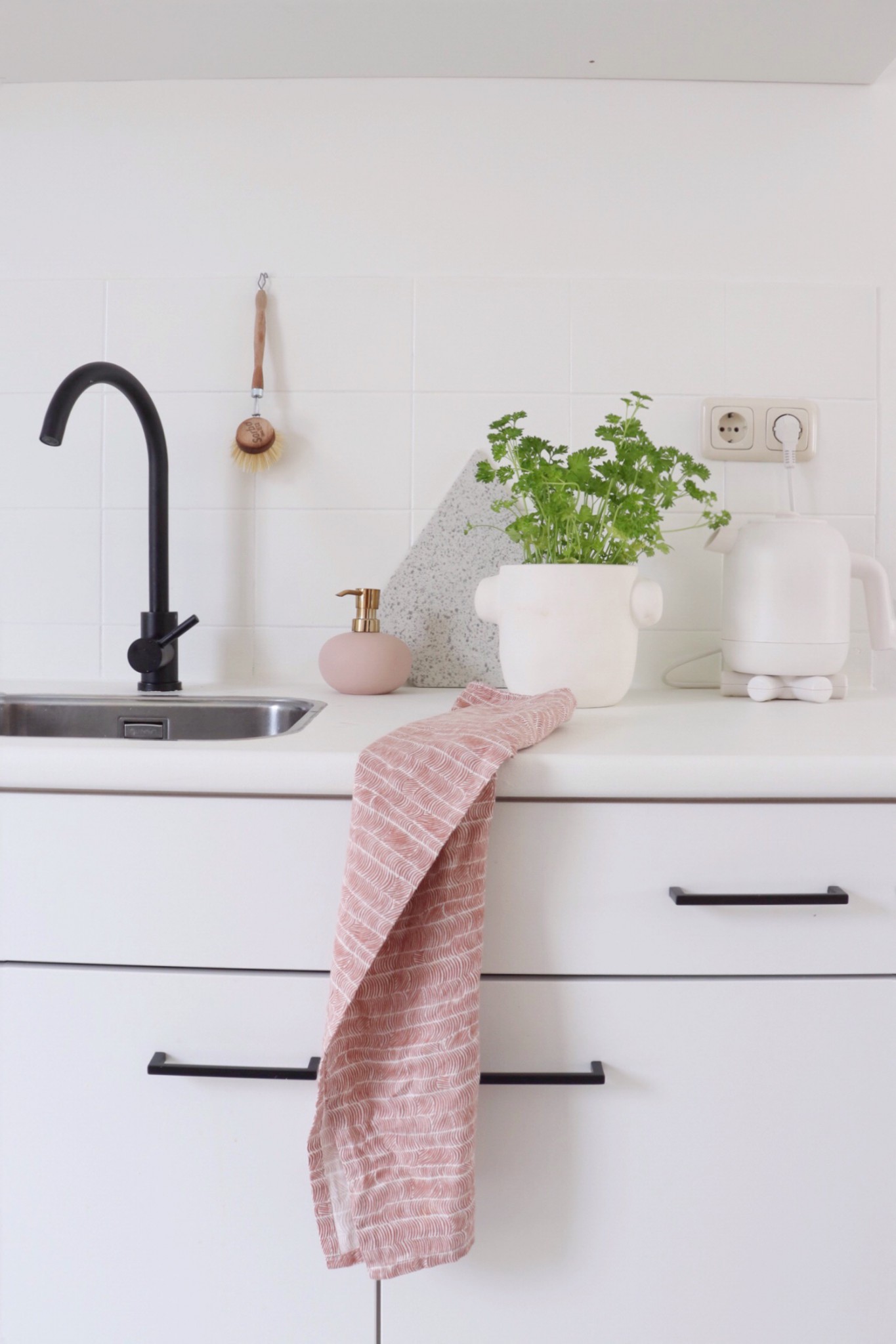 Witte keuken met roze en zwarte accenten 