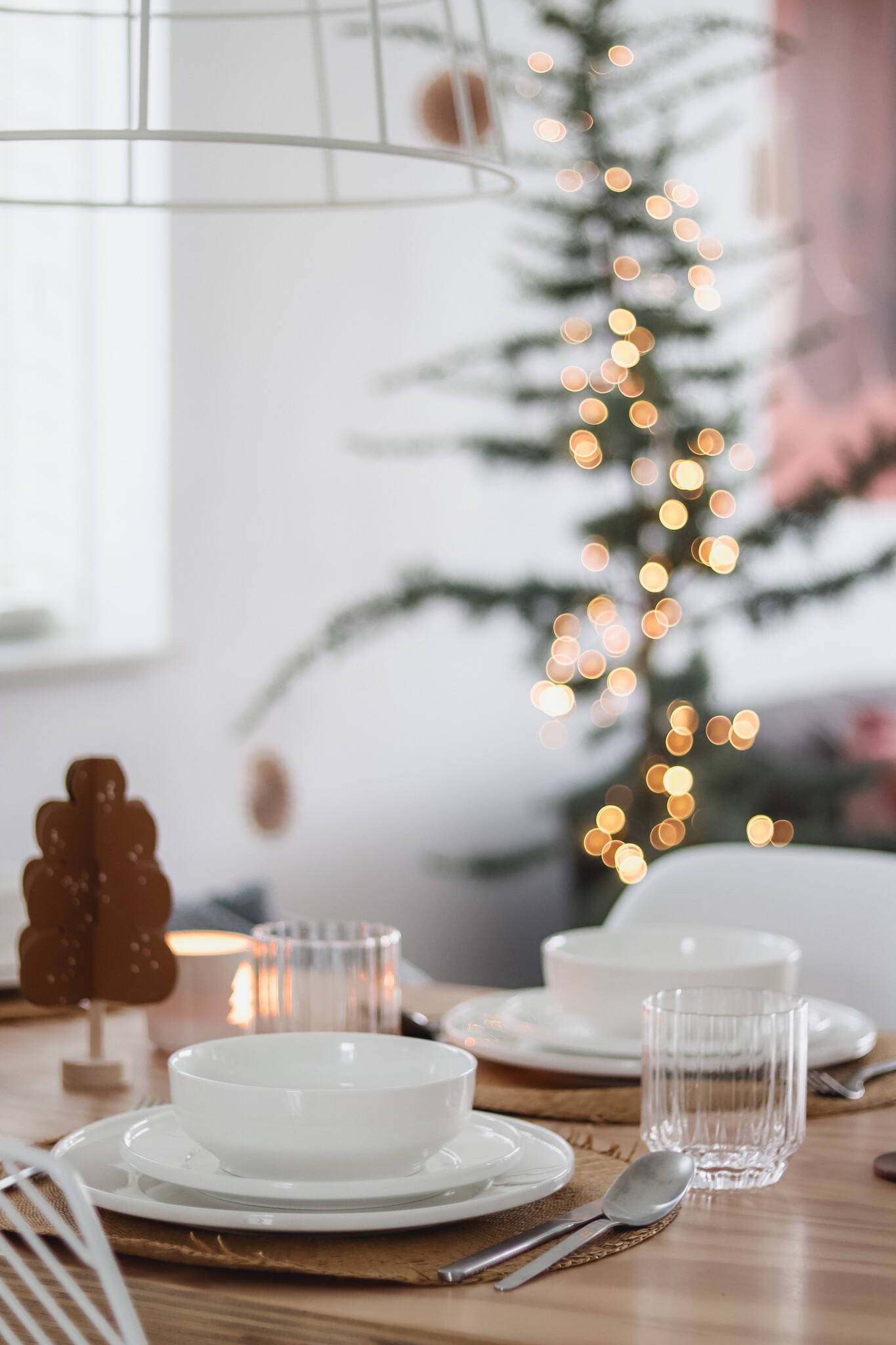Minimalistische kersttafel met wit servies 